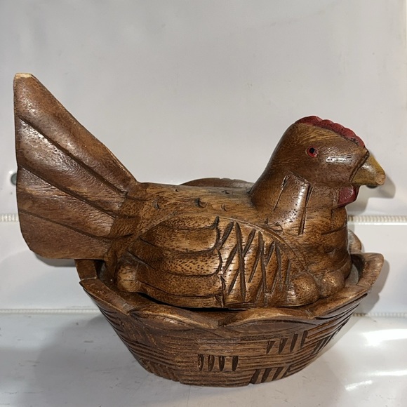 2 piece wooden hand carved hen on a nest - Picture 2 of 11